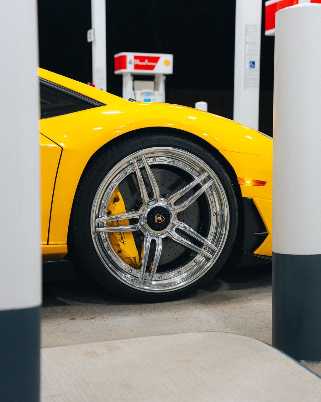 Lamborghini Aventador SVJ with Motivo Forged CS-Y custom wheels in gloss polished clear face and gloss polished clear lip wheel view
