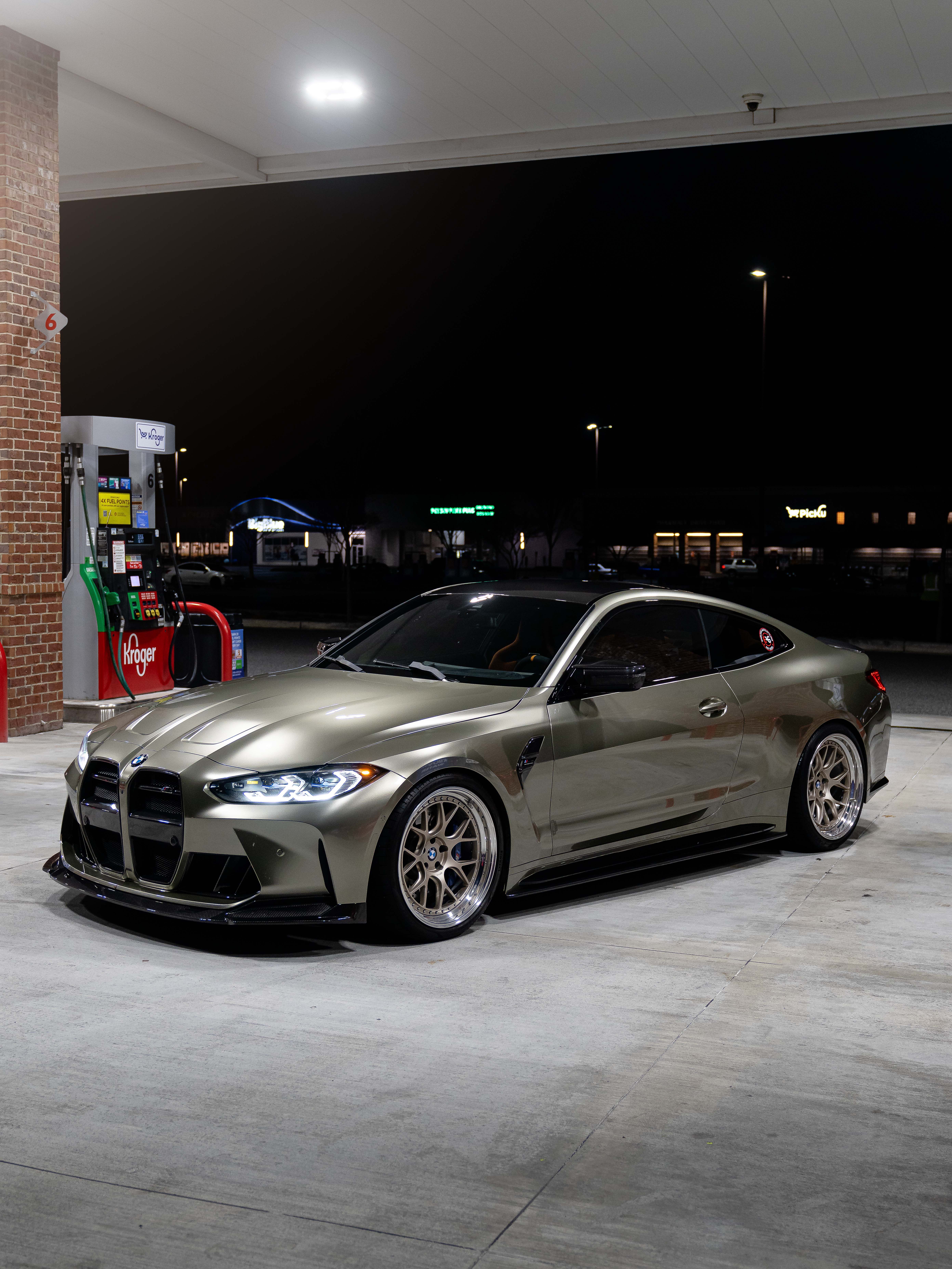 BMW M4 with Motivo Forged CS-H custom wheels in frozen white gold face and gloss polished clear lip side view