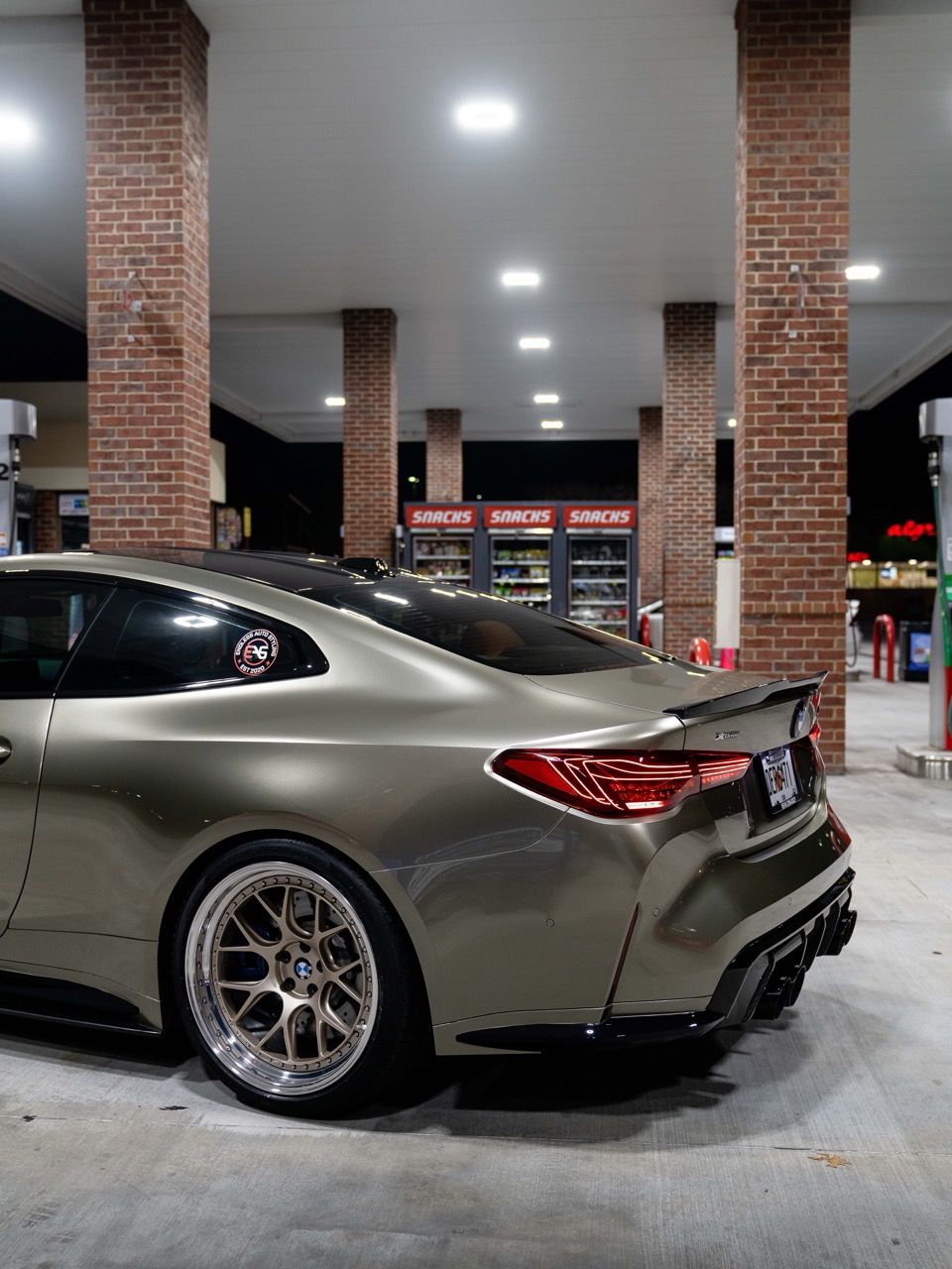 BMW M4 with Motivo Forged CS-H custom wheels in frozen white gold face and gloss polished clear lip side view