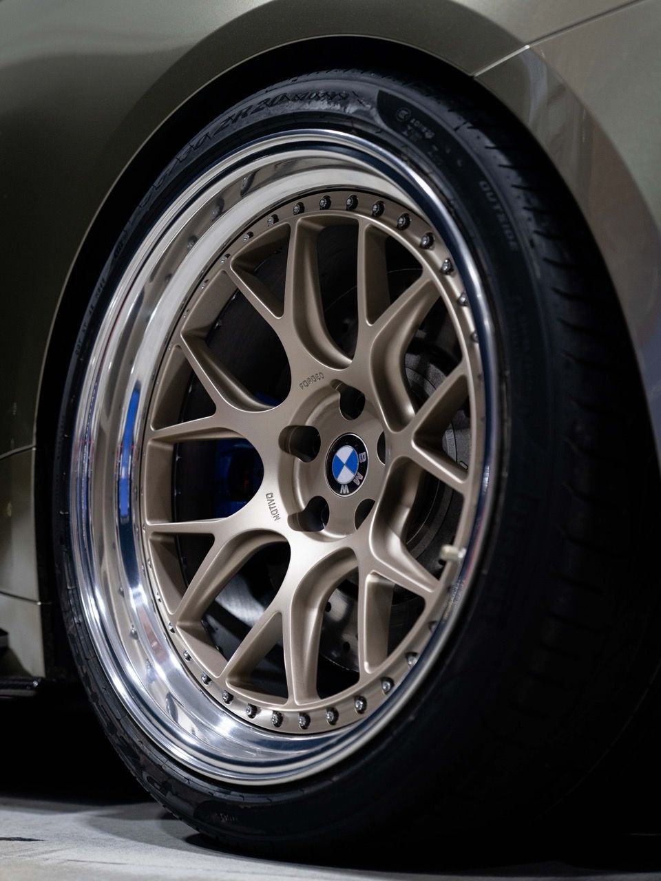 BMW M4 with Motivo Forged CS-H custom wheels in frozen white gold face and gloss polished clear lip side view