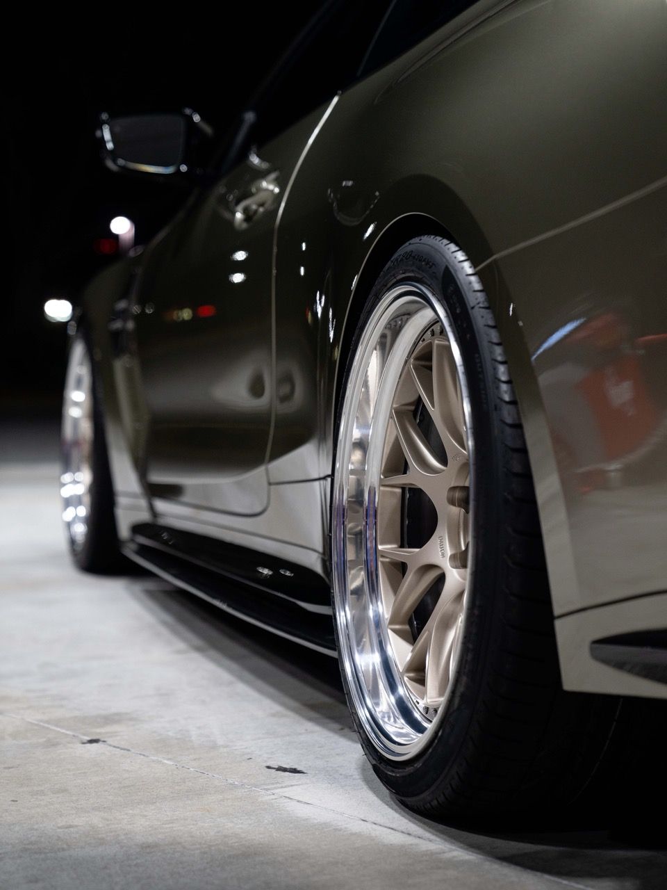 BMW M4 with Motivo Forged CS-H custom wheels in frozen white gold face and gloss polished clear lip side view