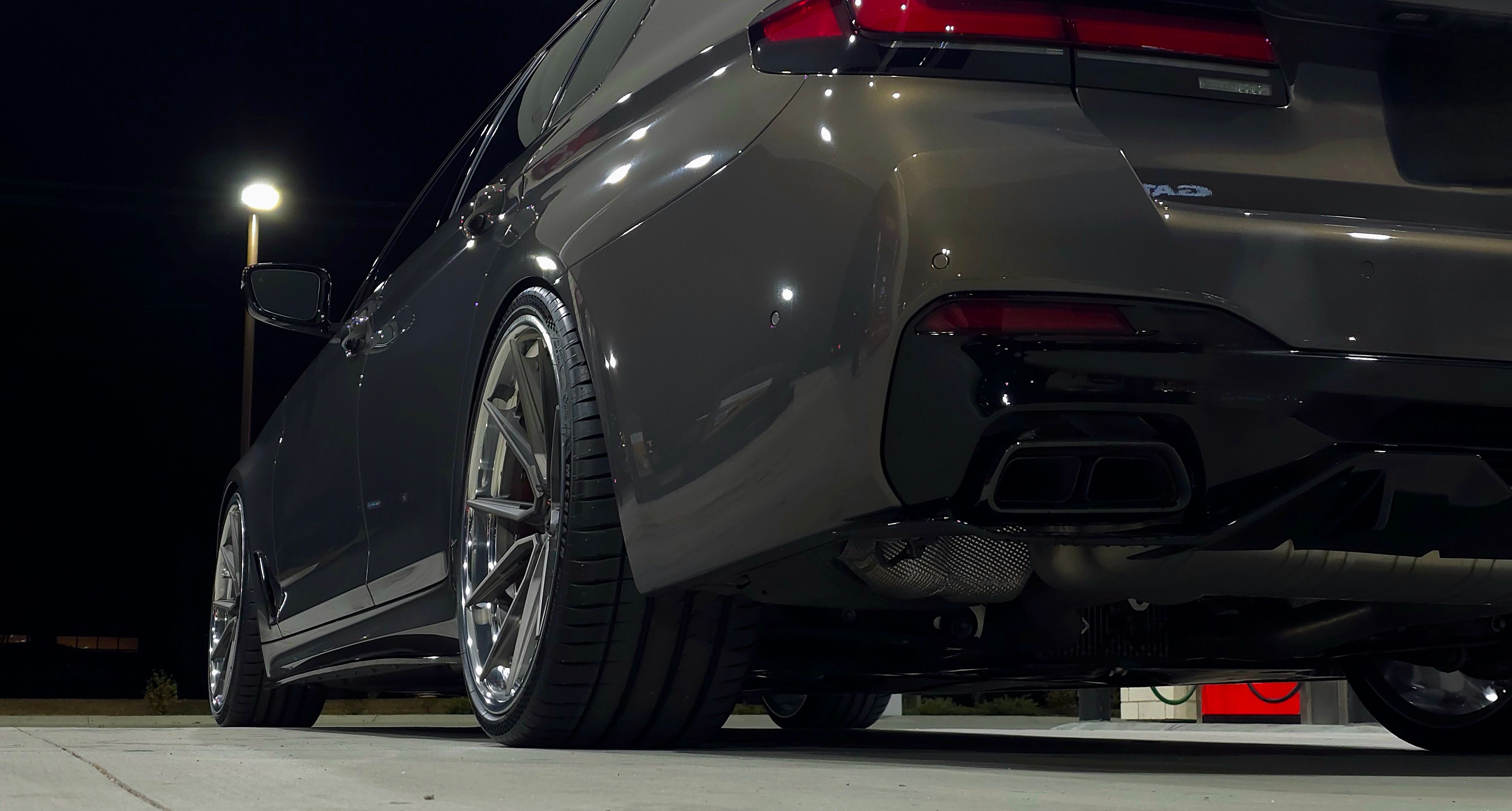 G30 BMW M550i LCI with Motivo Forged CS-R custom wheels in frozen brushed gunmetal face and gloss polished clear lip rear low side view