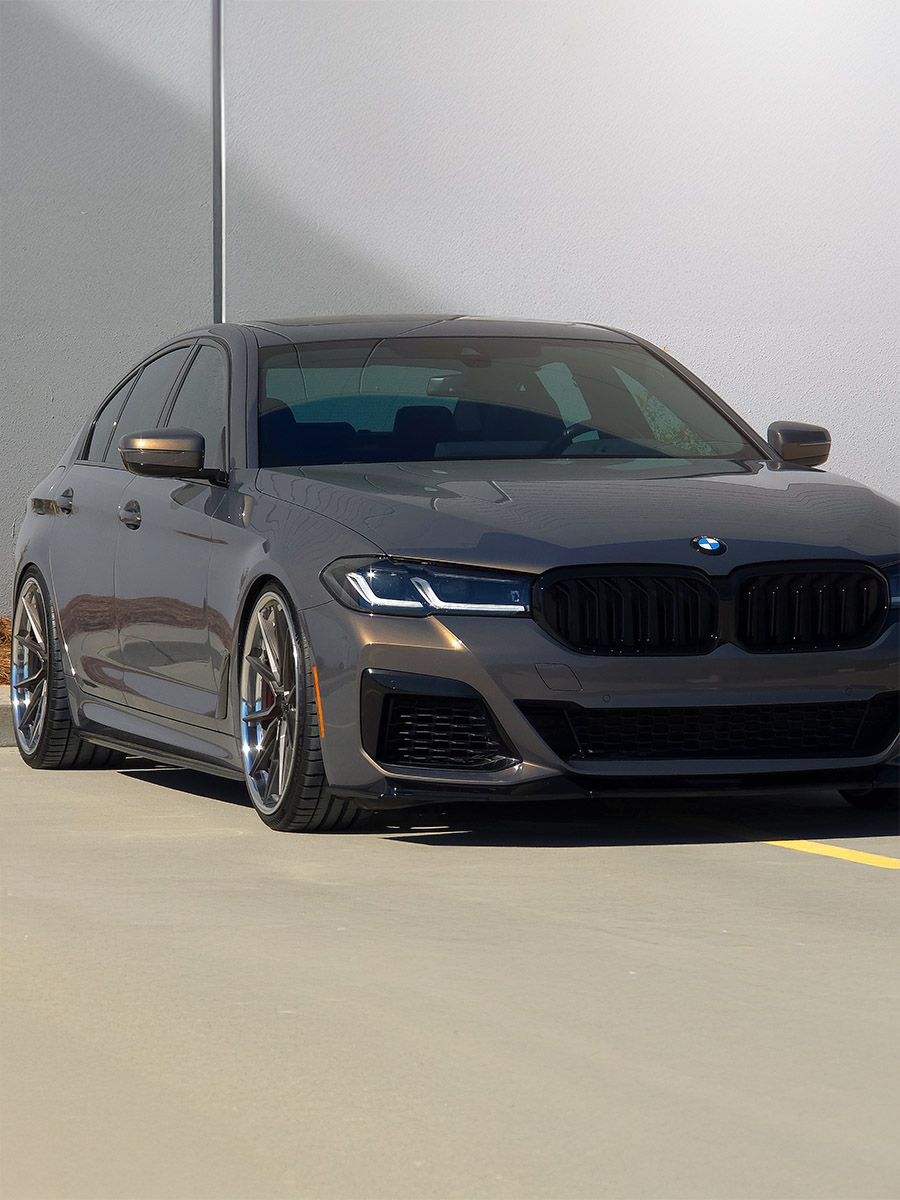 G30 BMW M550i LCI with Motivo Forged CS-R custom wheels in frozen brushed gunmetal face and gloss polished clear lip front side view