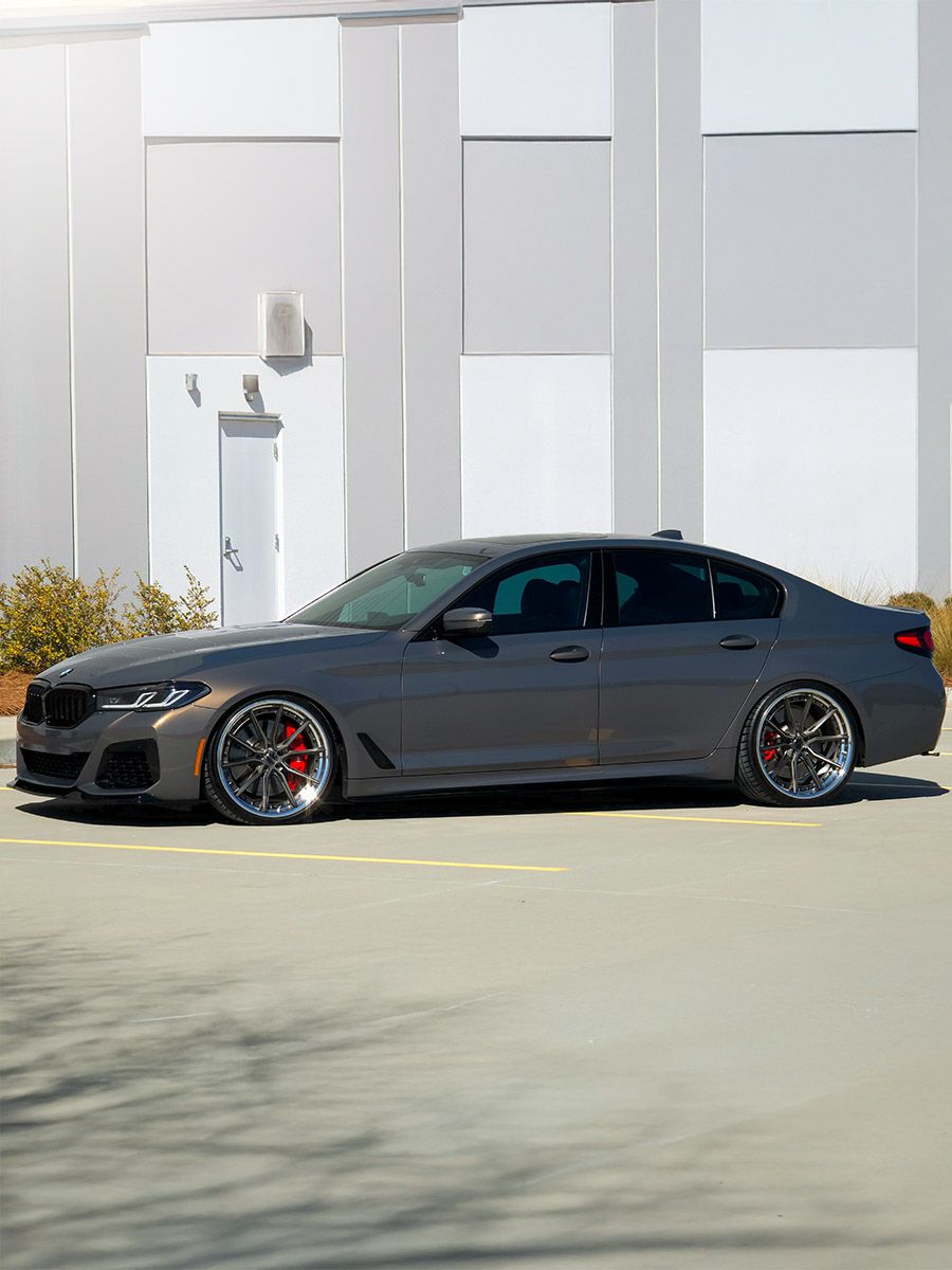 G30 BMW M550i LCI with Motivo Forged CS-R custom wheels in frozen brushed gunmetal face and gloss polished clear lip side view