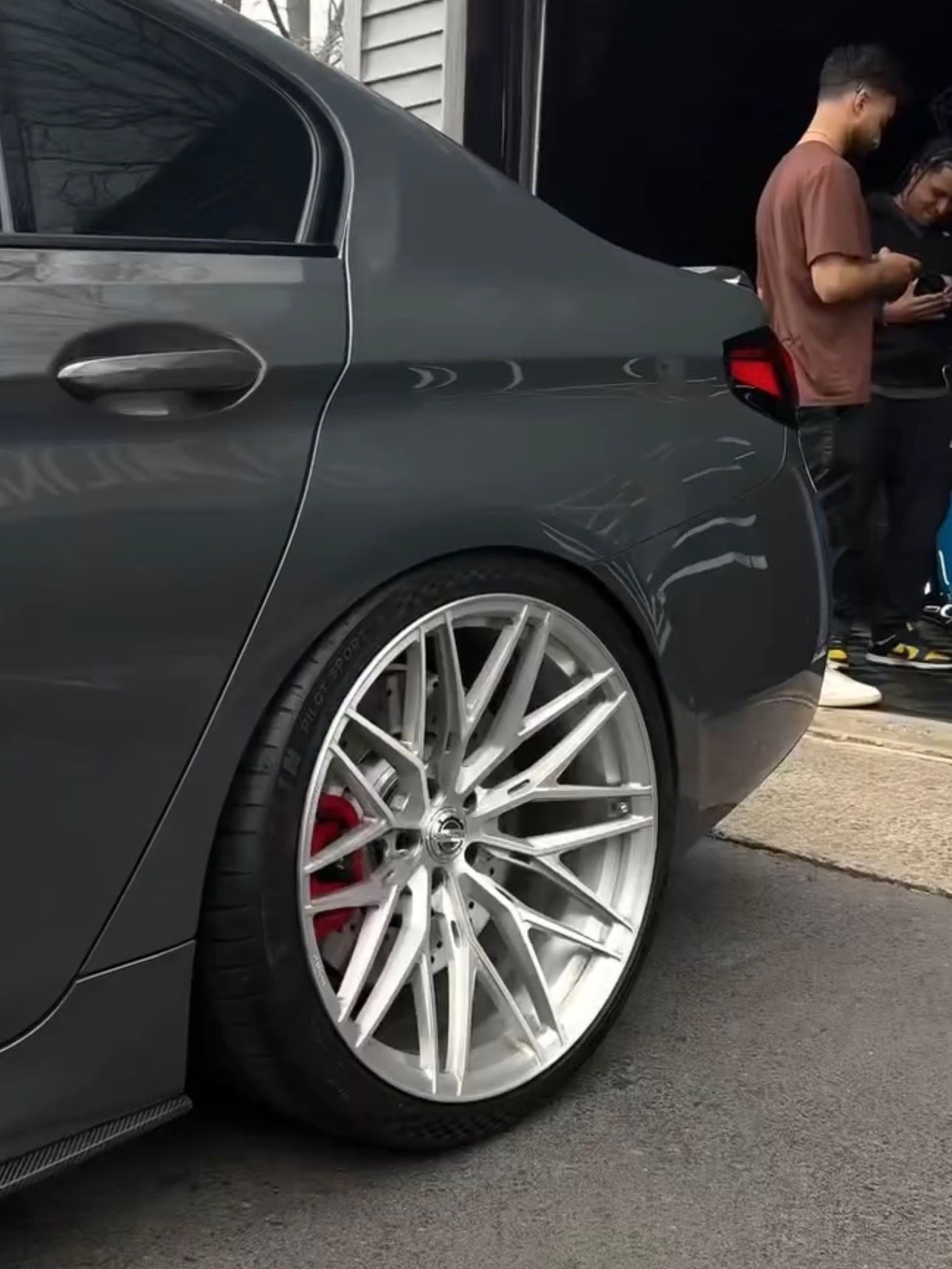 F90 BMW M5 LCI with Motivo Forged MB-F custom wheels in gloss brushed clear finish wheel side view