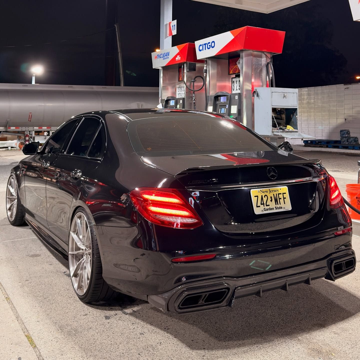 Mercedes-Benz E63s with Motivo Forged MB-B custom wheels in gloss brushed clear finish rear side view