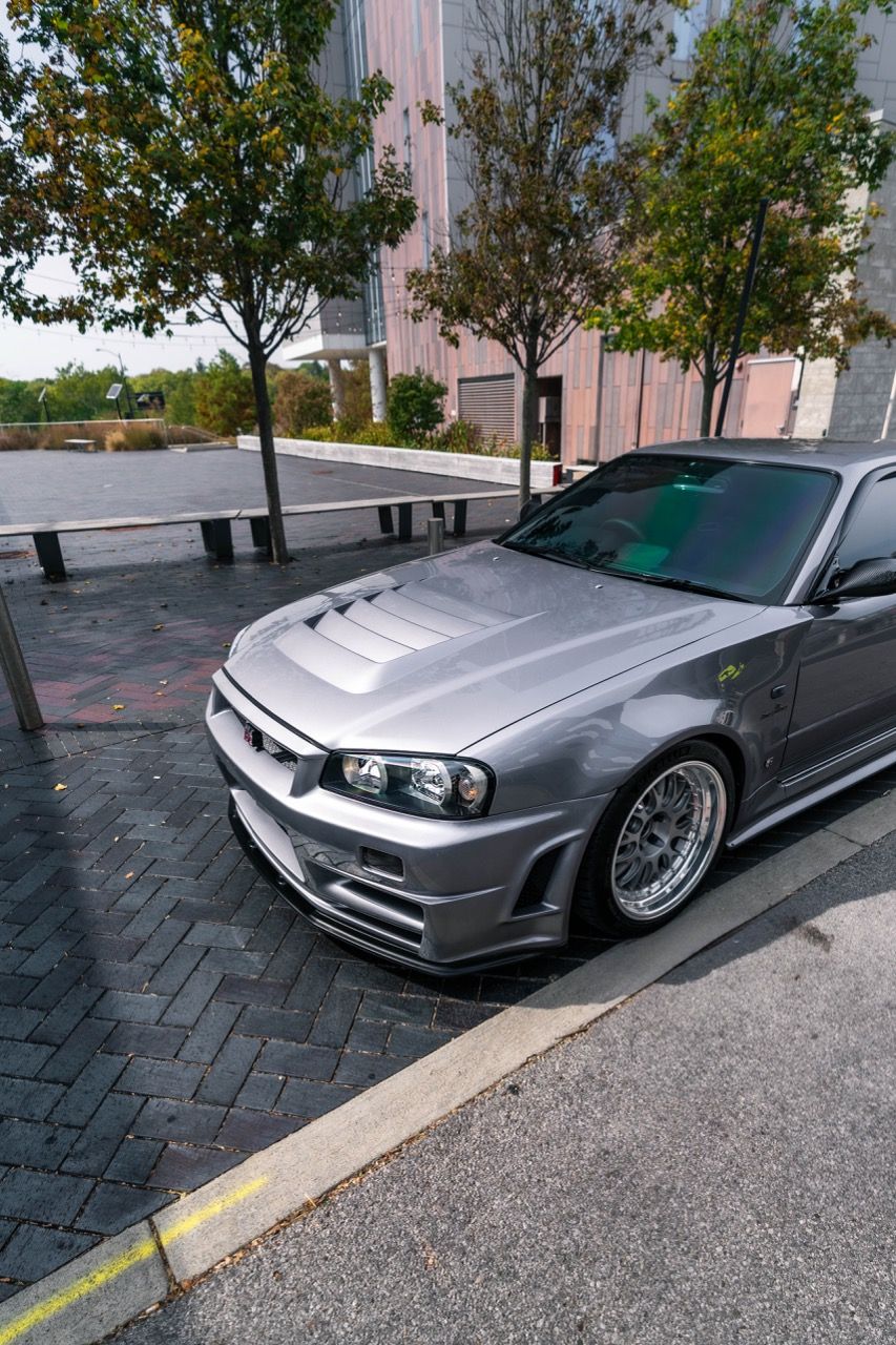 R34 GTR with Motivo Forged CS-E custom wheels in frozen brushed gunmetal face and gloss polished clear lip side view