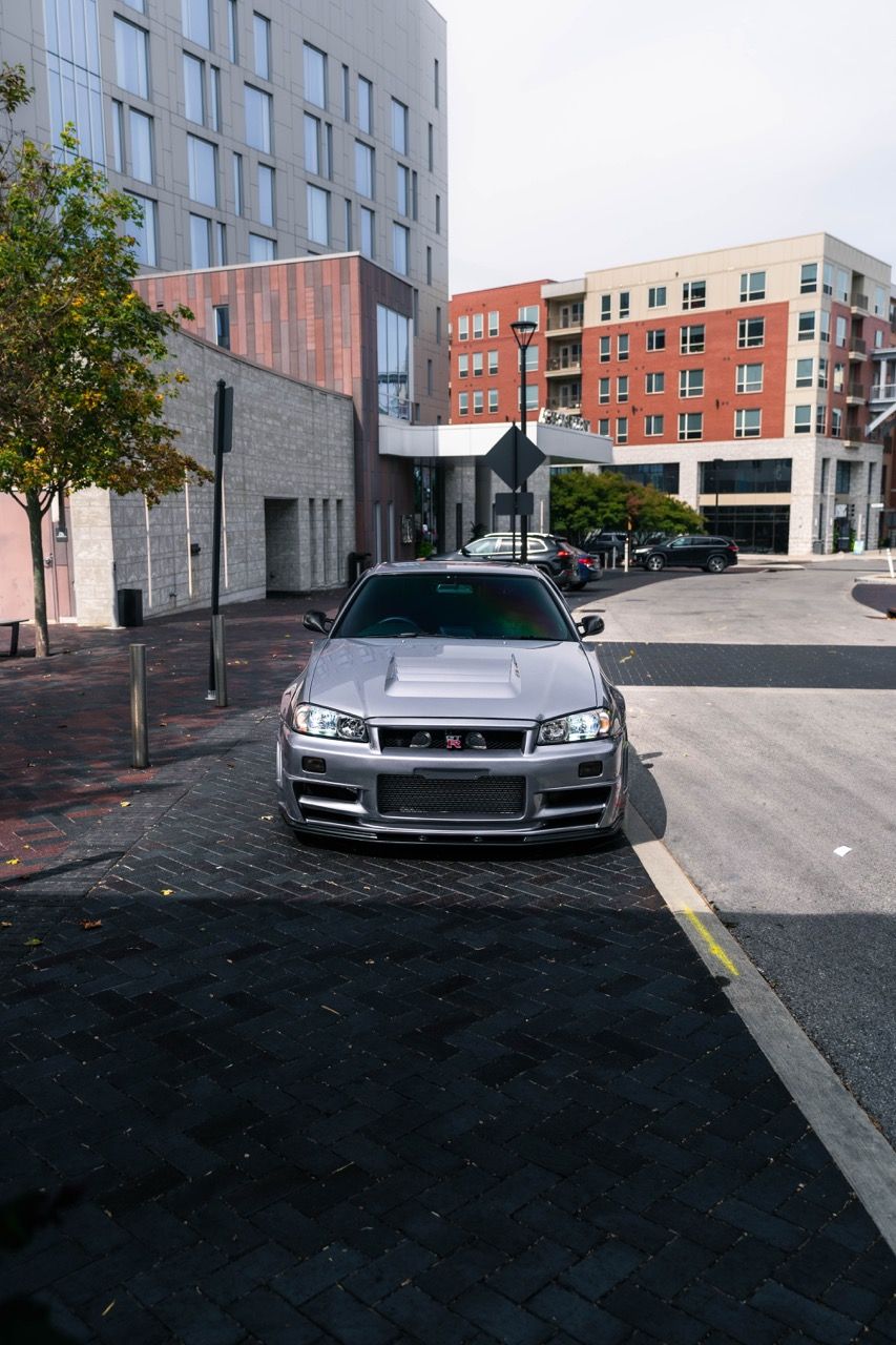 R34 GTR with Motivo Forged CS-E custom wheels in frozen brushed gunmetal face and gloss polished clear lip side view