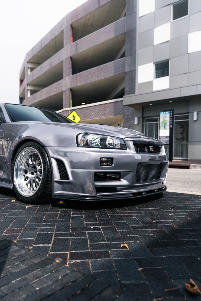 R34 GTR with Motivo Forged CS-E custom wheels in frozen brushed gunmetal face and gloss polished clear lip side view