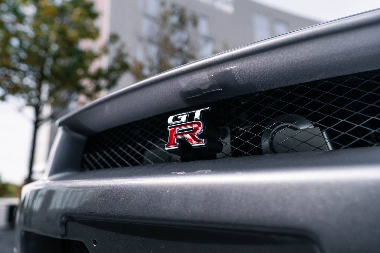 R34 GTR with Motivo Forged CS-E custom wheels in frozen brushed gunmetal face and gloss polished clear lip side view