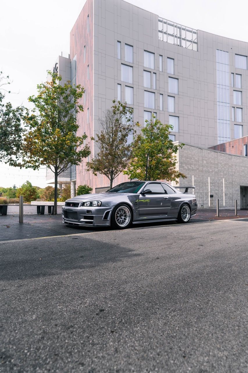 R34 GTR with Motivo Forged CS-E custom wheels in frozen brushed gunmetal face and gloss polished clear lip side view