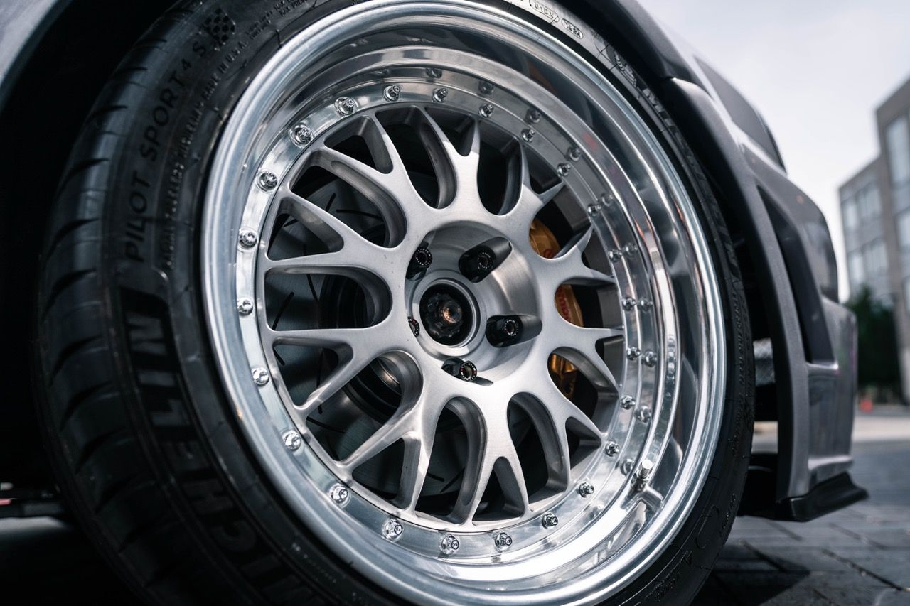 R34 GTR with Motivo Forged CS-E custom wheels in frozen brushed gunmetal face and gloss polished clear lip side view