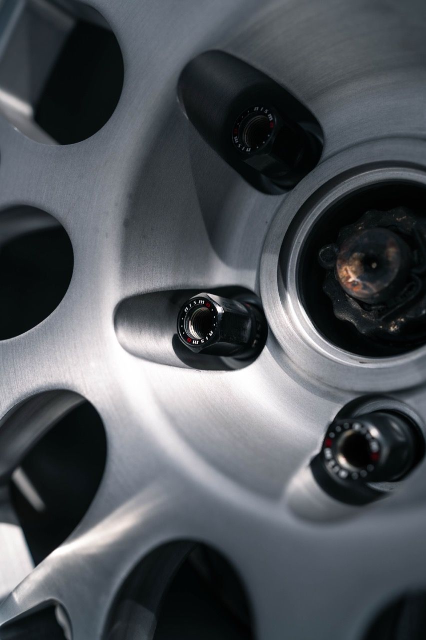 R34 GTR with Motivo Forged CS-E custom wheels in frozen brushed gunmetal face and gloss polished clear lip side view