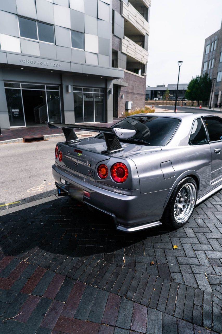 R34 GTR with Motivo Forged CS-E custom wheels in frozen brushed gunmetal face and gloss polished clear lip side view