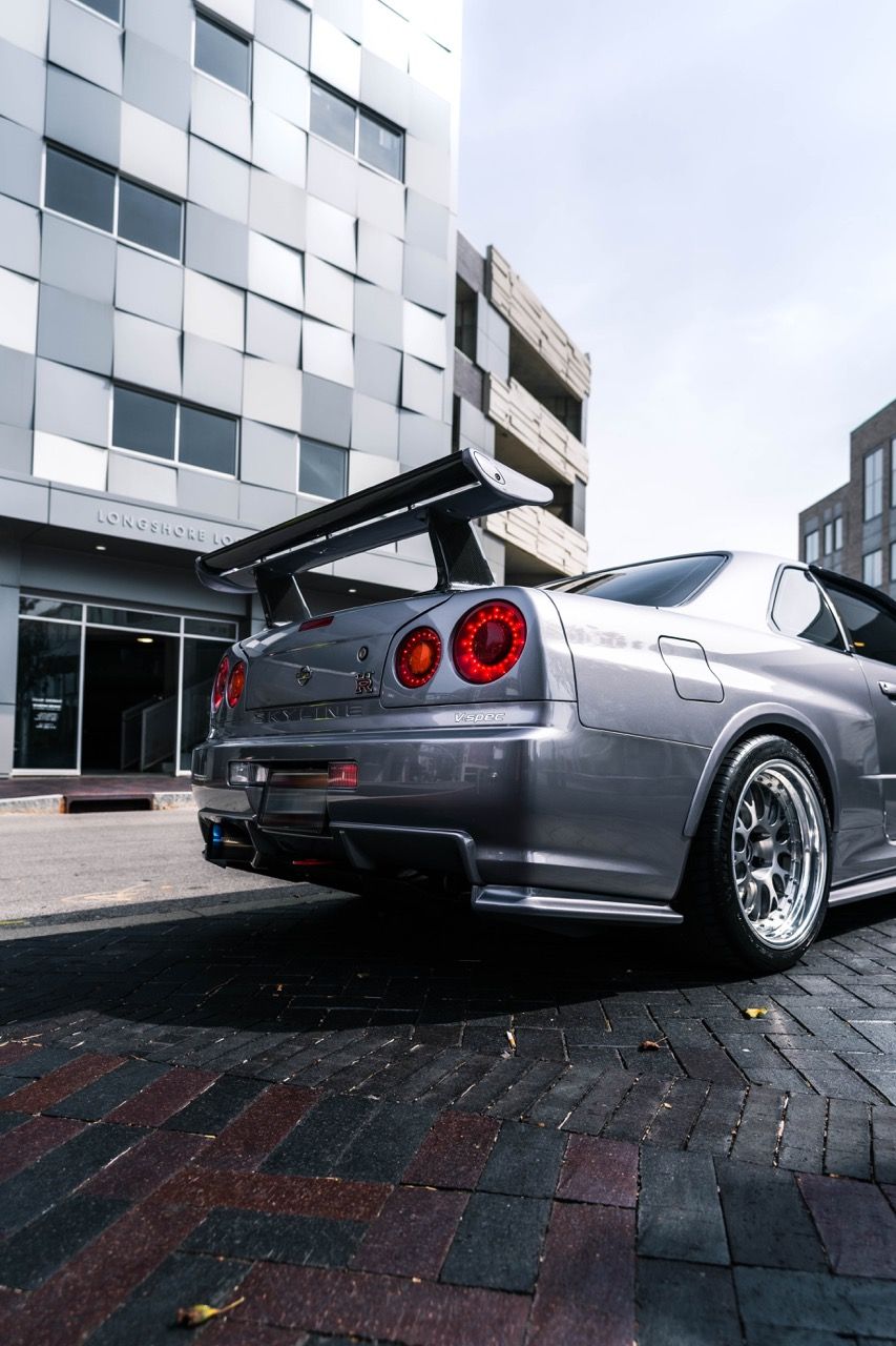 R34 GTR with Motivo Forged CS-E custom wheels in frozen brushed gunmetal face and gloss polished clear lip side view