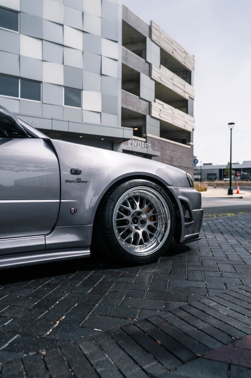 R34 GTR with Motivo Forged CS-E custom wheels in frozen brushed gunmetal face and gloss polished clear lip side view
