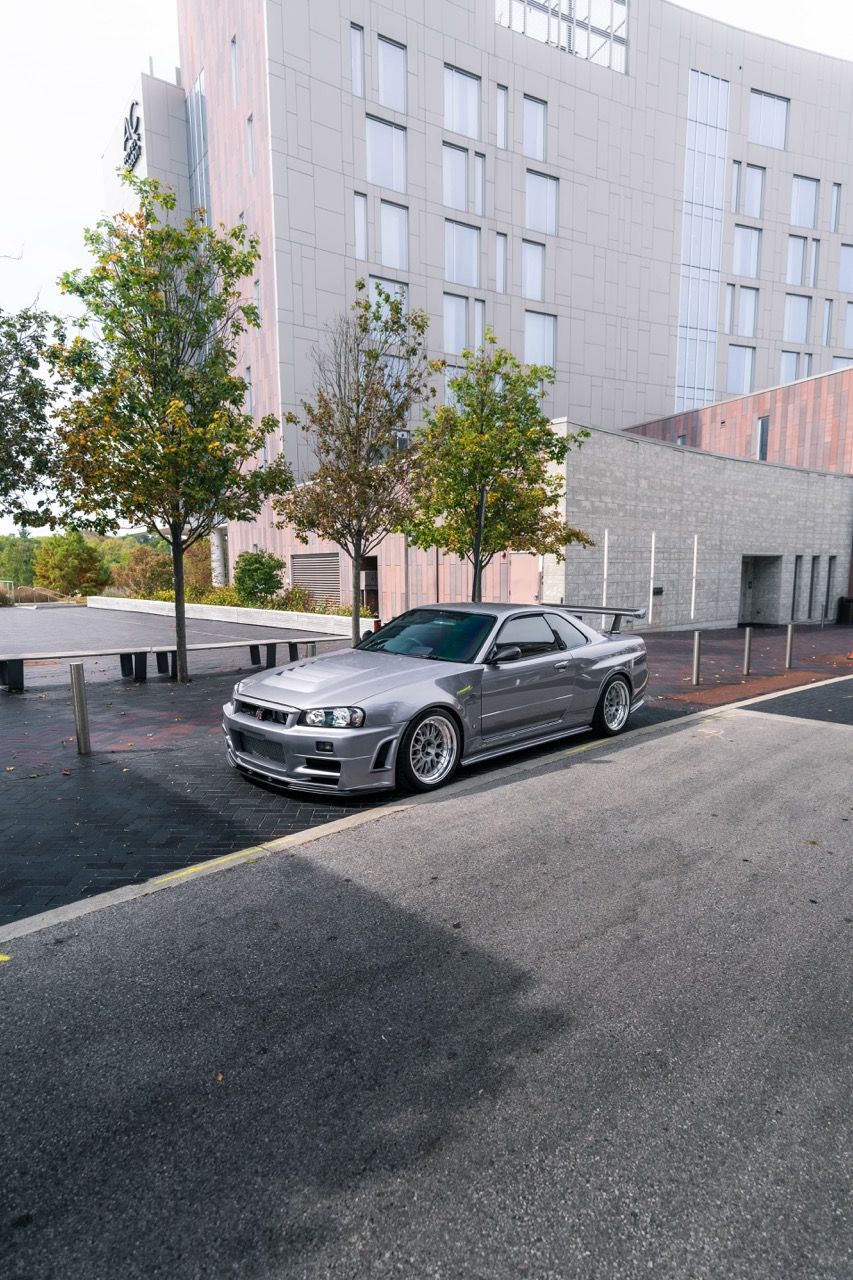 R34 GTR with Motivo Forged CS-E custom wheels in frozen brushed gunmetal face and gloss polished clear lip side view