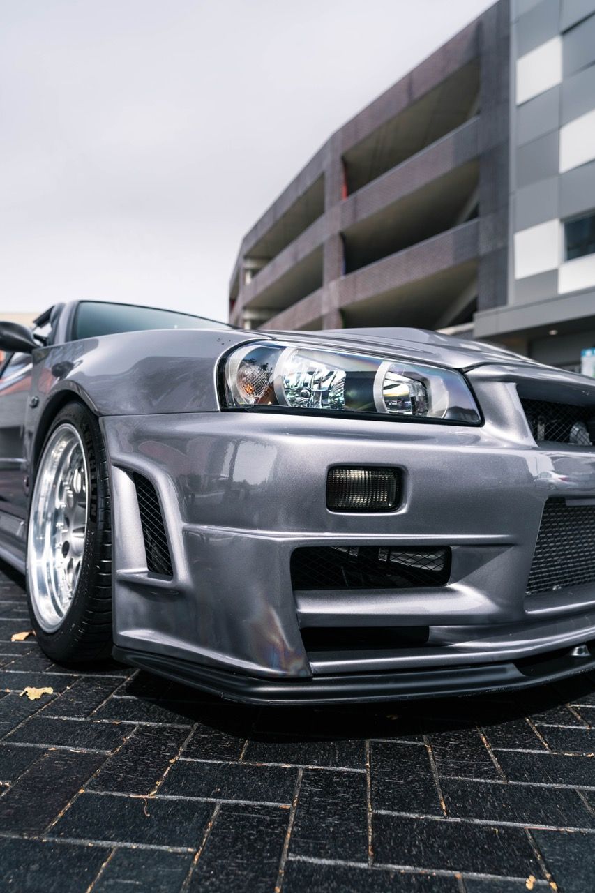 R34 GTR with Motivo Forged CS-E custom wheels in frozen brushed gunmetal face and gloss polished clear lip side view