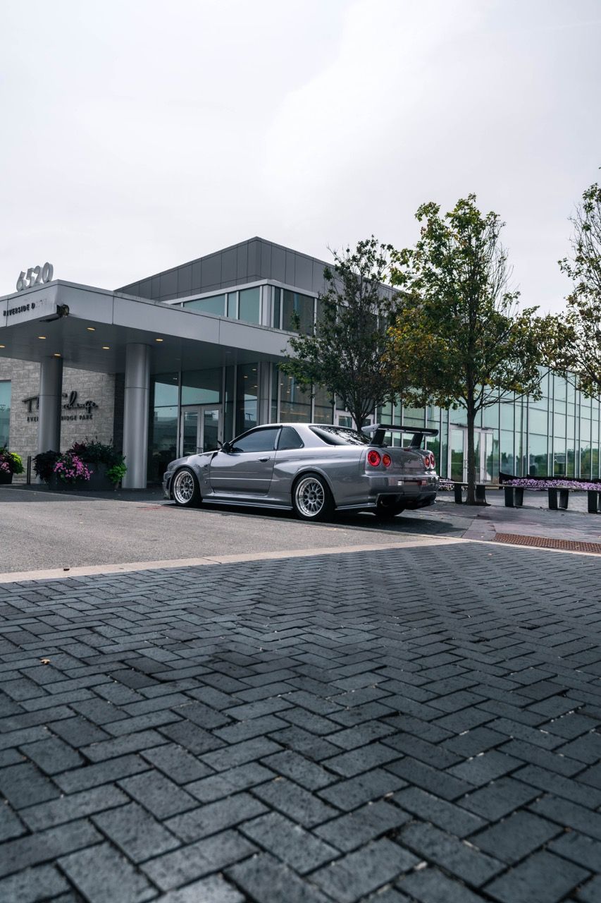 R34 GTR with Motivo Forged CS-E custom wheels in frozen brushed gunmetal face and gloss polished clear lip side view