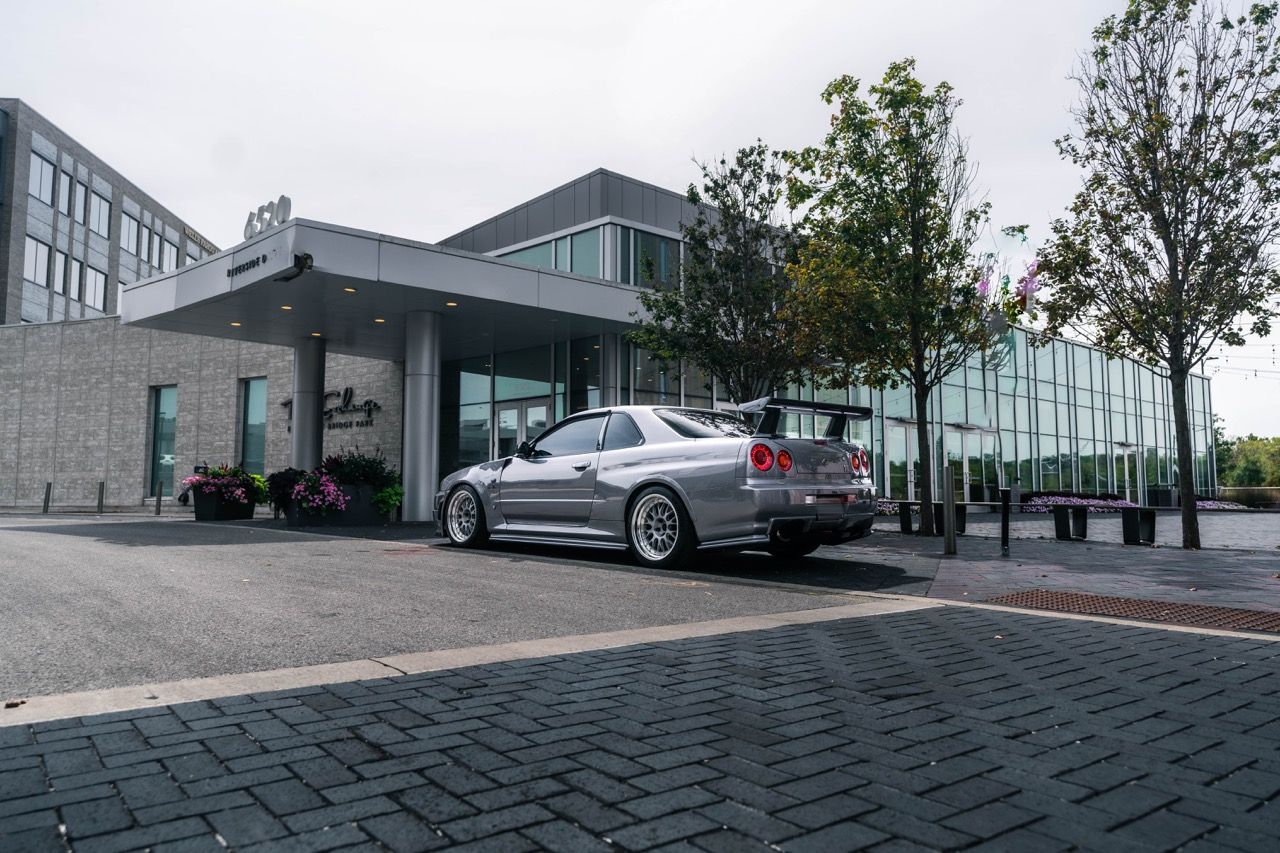R34 GTR with Motivo Forged CS-E custom wheels in frozen brushed gunmetal face and gloss polished clear lip side view