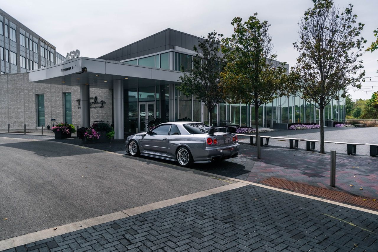 R34 GTR with Motivo Forged CS-E custom wheels in frozen brushed gunmetal face and gloss polished clear lip side view