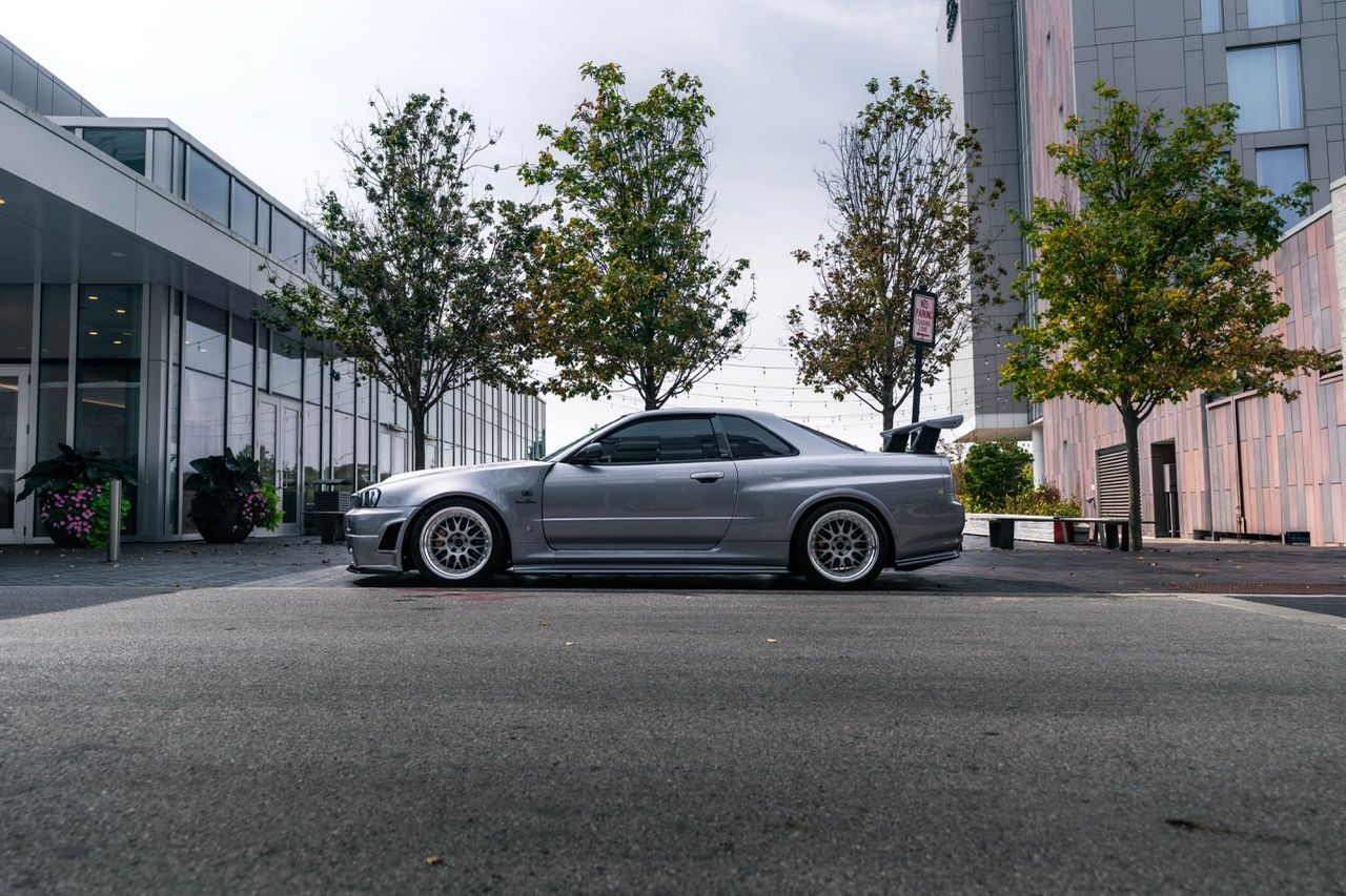 R34 GTR with Motivo Forged CS-E custom wheels in frozen brushed gunmetal face and gloss polished clear lip side view