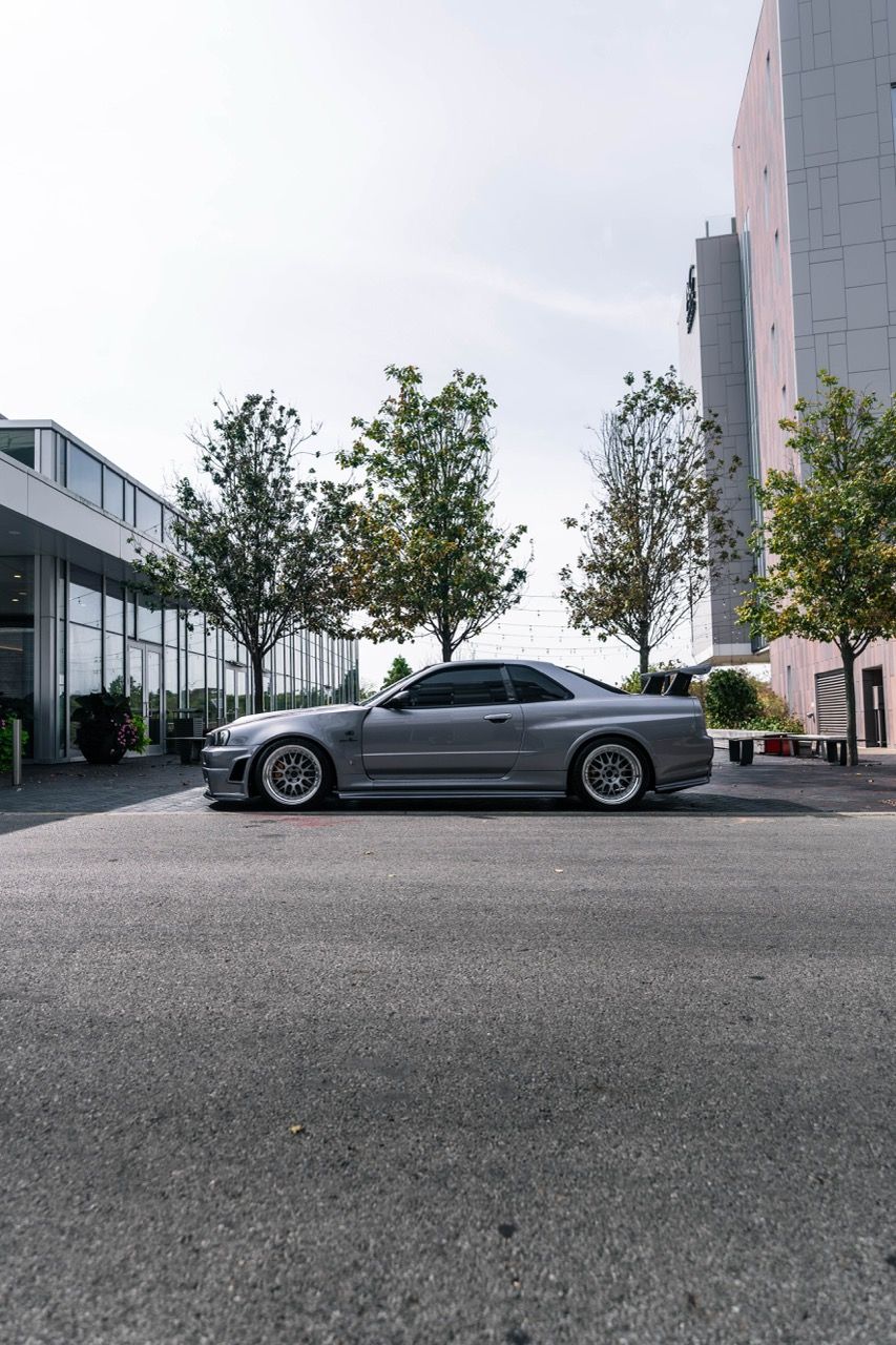 R34 GTR with Motivo Forged CS-E custom wheels in frozen brushed gunmetal face and gloss polished clear lip side view