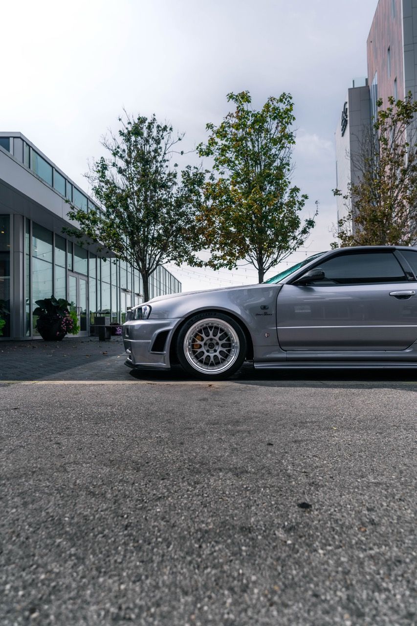 R34 GTR with Motivo Forged CS-E custom wheels in frozen brushed gunmetal face and gloss polished clear lip side view