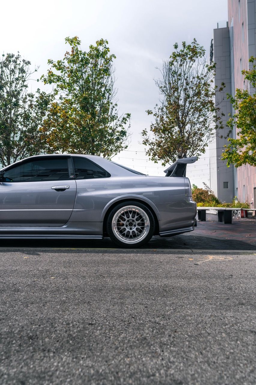 R34 GTR with Motivo Forged CS-E custom wheels in frozen brushed gunmetal face and gloss polished clear lip side view