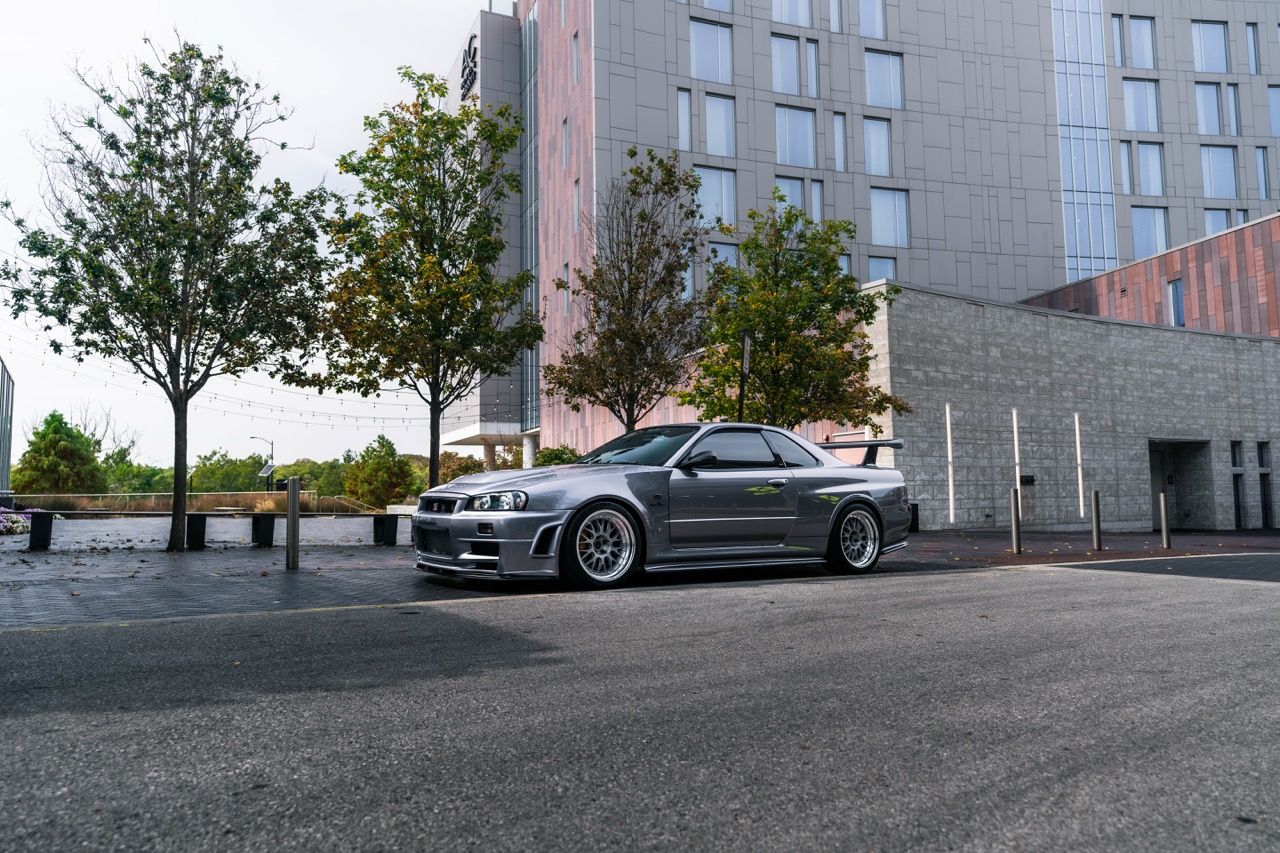 R34 GTR with Motivo Forged CS-E custom wheels in frozen brushed gunmetal face and gloss polished clear lip side view