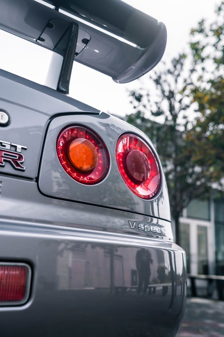 R34 GTR with Motivo Forged CS-E custom wheels in frozen brushed gunmetal face and gloss polished clear lip side view