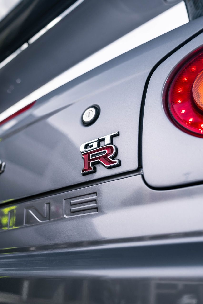 R34 GTR with Motivo Forged CS-E custom wheels in frozen brushed gunmetal face and gloss polished clear lip side view