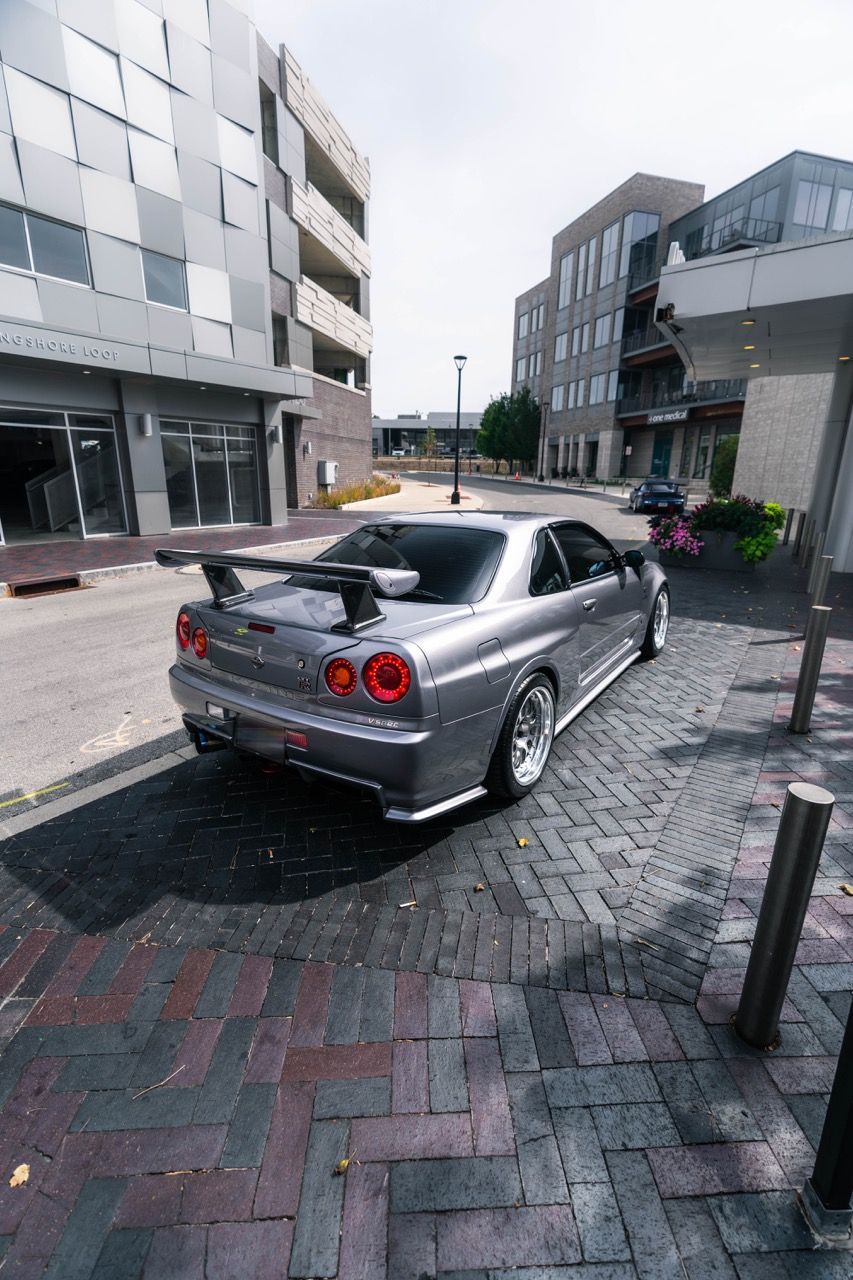 R34 GTR with Motivo Forged CS-E custom wheels in frozen brushed gunmetal face and gloss polished clear lip side view