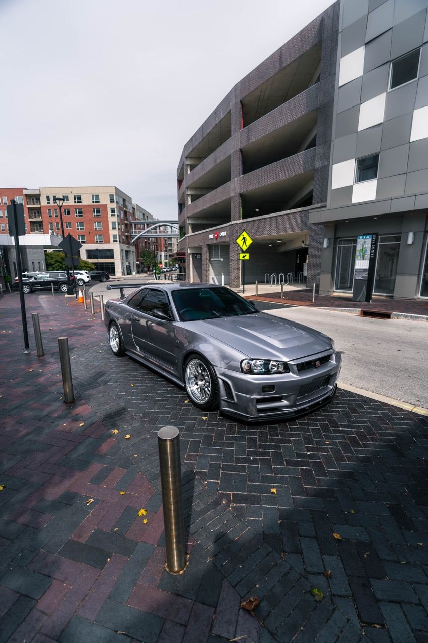 R34 GTR with Motivo Forged CS-E custom wheels in frozen brushed gunmetal face and gloss polished clear lip side view