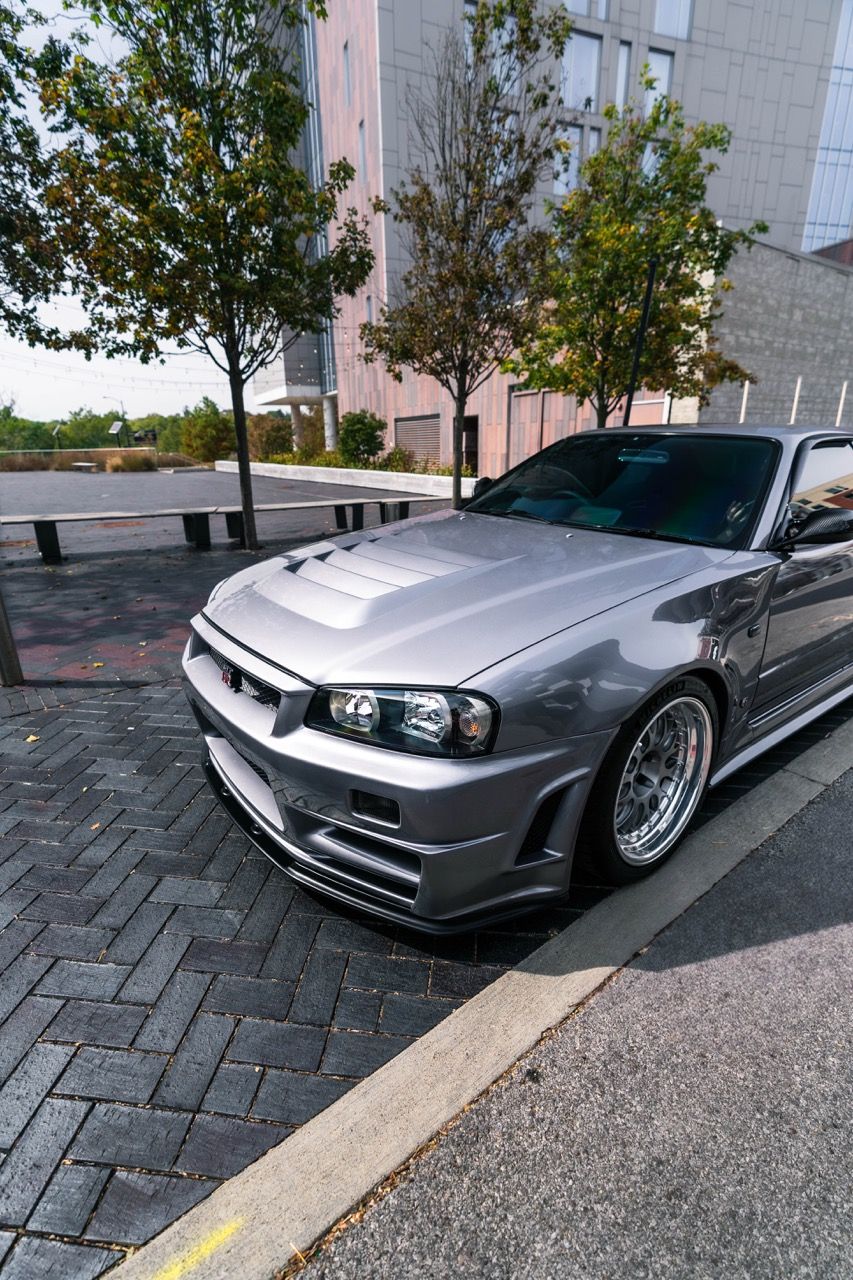R34 GTR with Motivo Forged CS-E custom wheels in frozen brushed gunmetal face and gloss polished clear lip side view