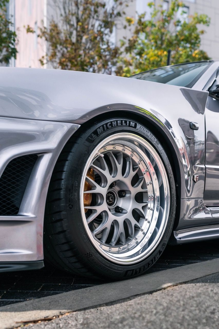 R34 GTR with Motivo Forged CS-E custom wheels in frozen brushed gunmetal face and gloss polished clear lip side view