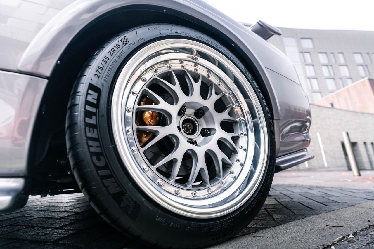 R34 GTR with Motivo Forged CS-E custom wheels in frozen brushed gunmetal face and gloss polished clear lip side view