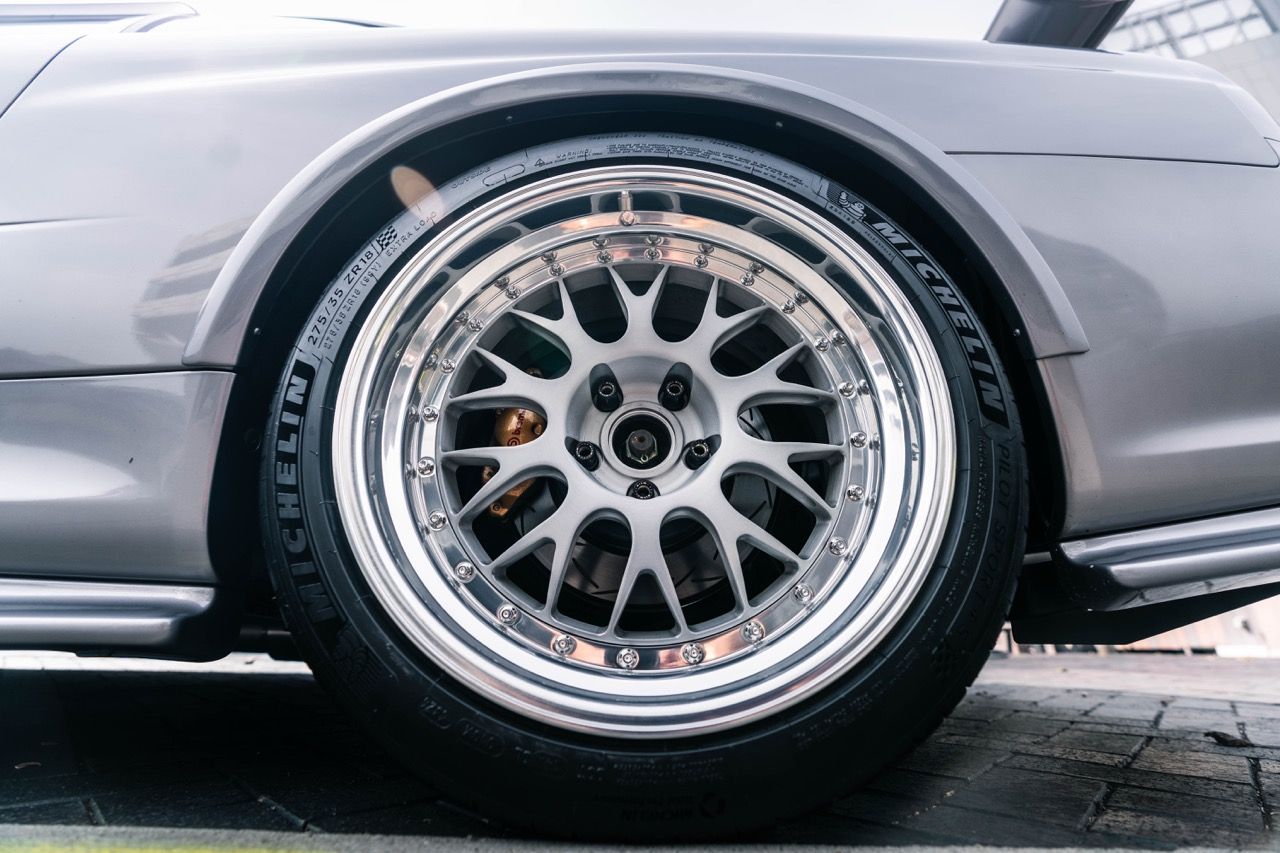 R34 GTR with Motivo Forged CS-E custom wheels in frozen brushed gunmetal face and gloss polished clear lip side view