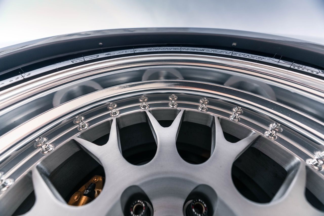 R34 GTR with Motivo Forged CS-E custom wheels in frozen brushed gunmetal face and gloss polished clear lip side view