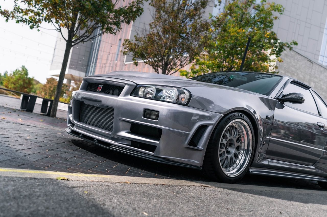 R34 GTR with Motivo Forged CS-E custom wheels in frozen brushed gunmetal face and gloss polished clear lip side view