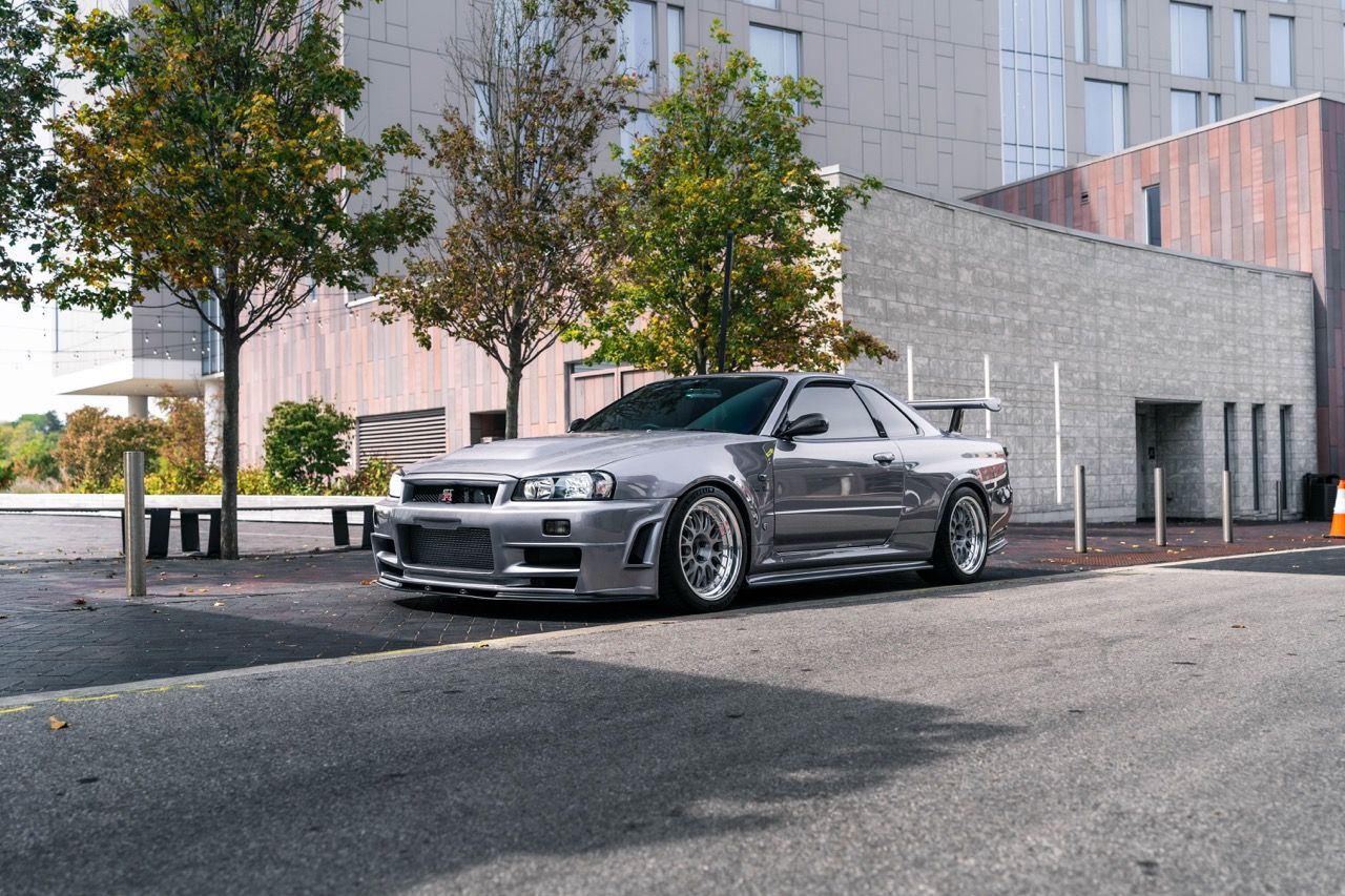 R34 GTR with Motivo Forged CS-E custom wheels in frozen brushed gunmetal face and gloss polished clear lip side view