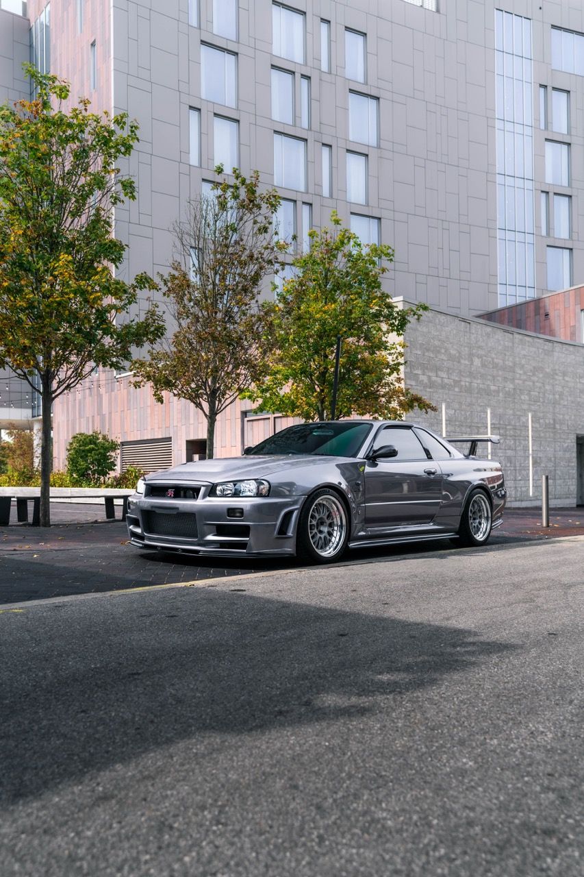 R34 GTR with Motivo Forged CS-E custom wheels in frozen brushed gunmetal face and gloss polished clear lip side view
