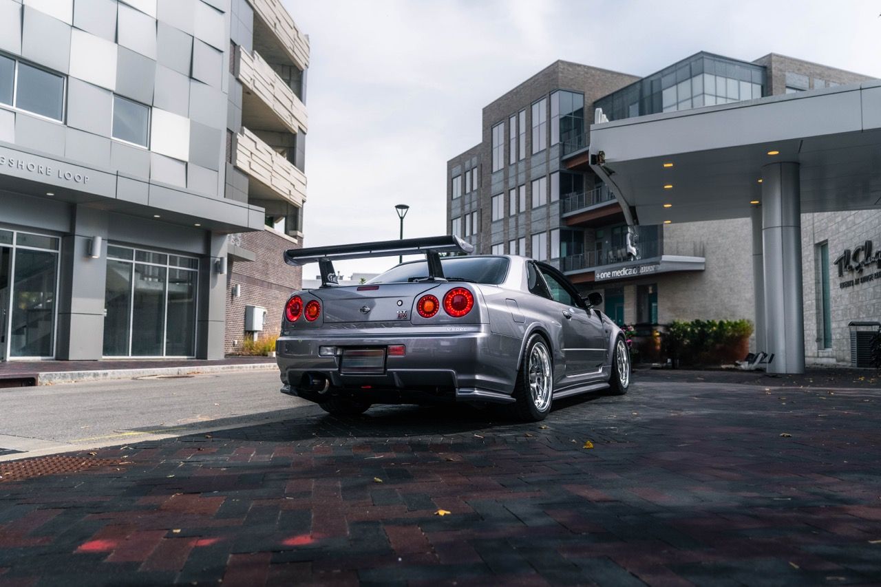 R34 GTR with Motivo Forged CS-E custom wheels in frozen brushed gunmetal face and gloss polished clear lip side view