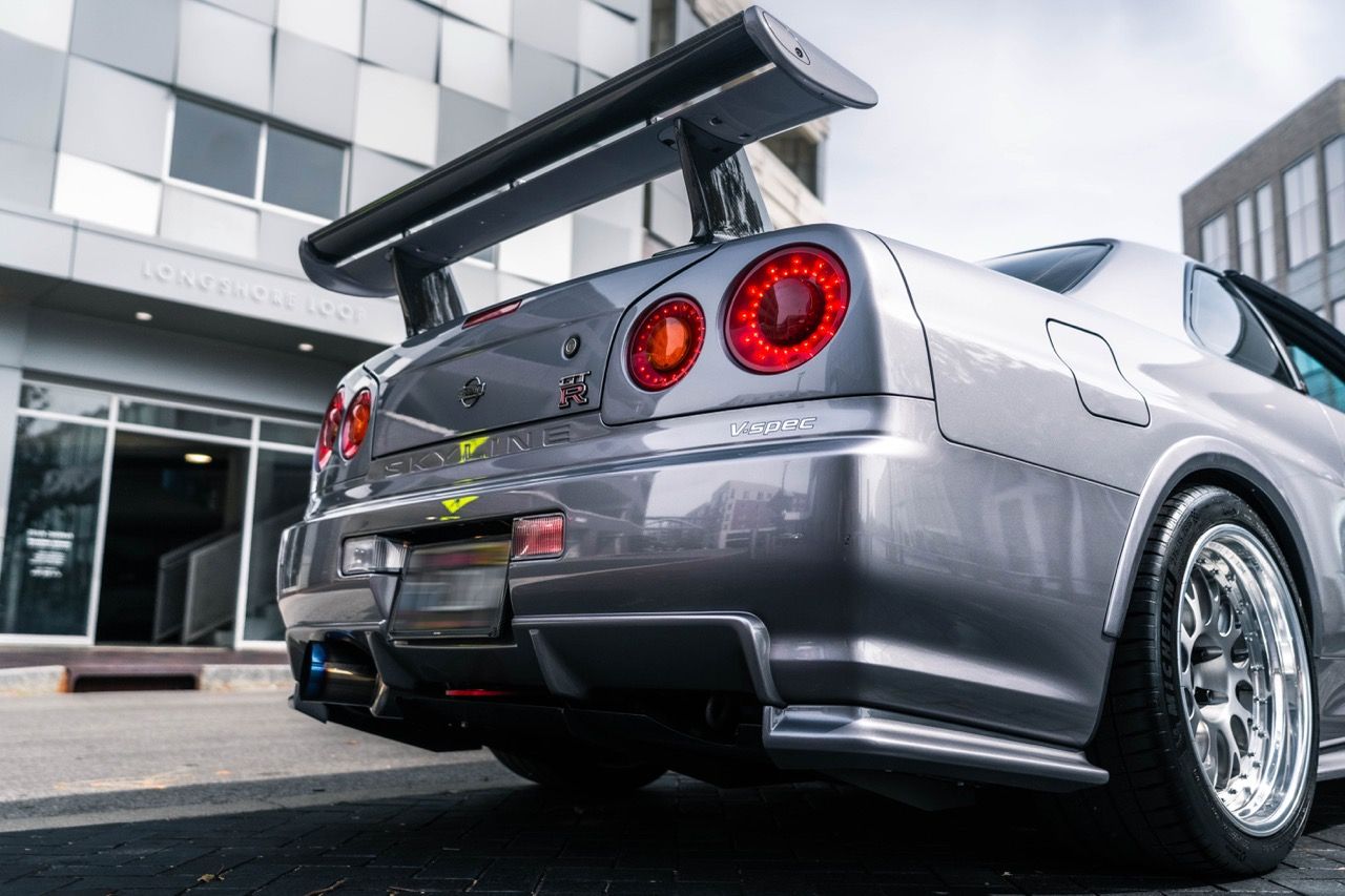R34 GTR with Motivo Forged CS-E custom wheels in frozen brushed gunmetal face and gloss polished clear lip side view