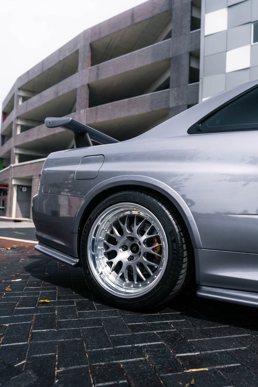 R34 GTR with Motivo Forged CS-E custom wheels in frozen brushed gunmetal face and gloss polished clear lip side view