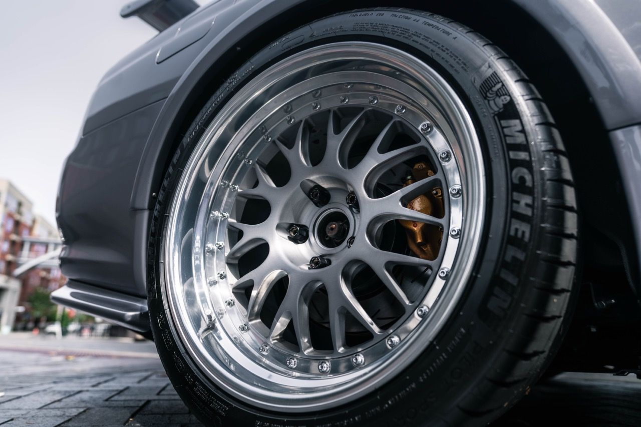 R34 GTR with Motivo Forged CS-E custom wheels in frozen brushed gunmetal face and gloss polished clear lip side view