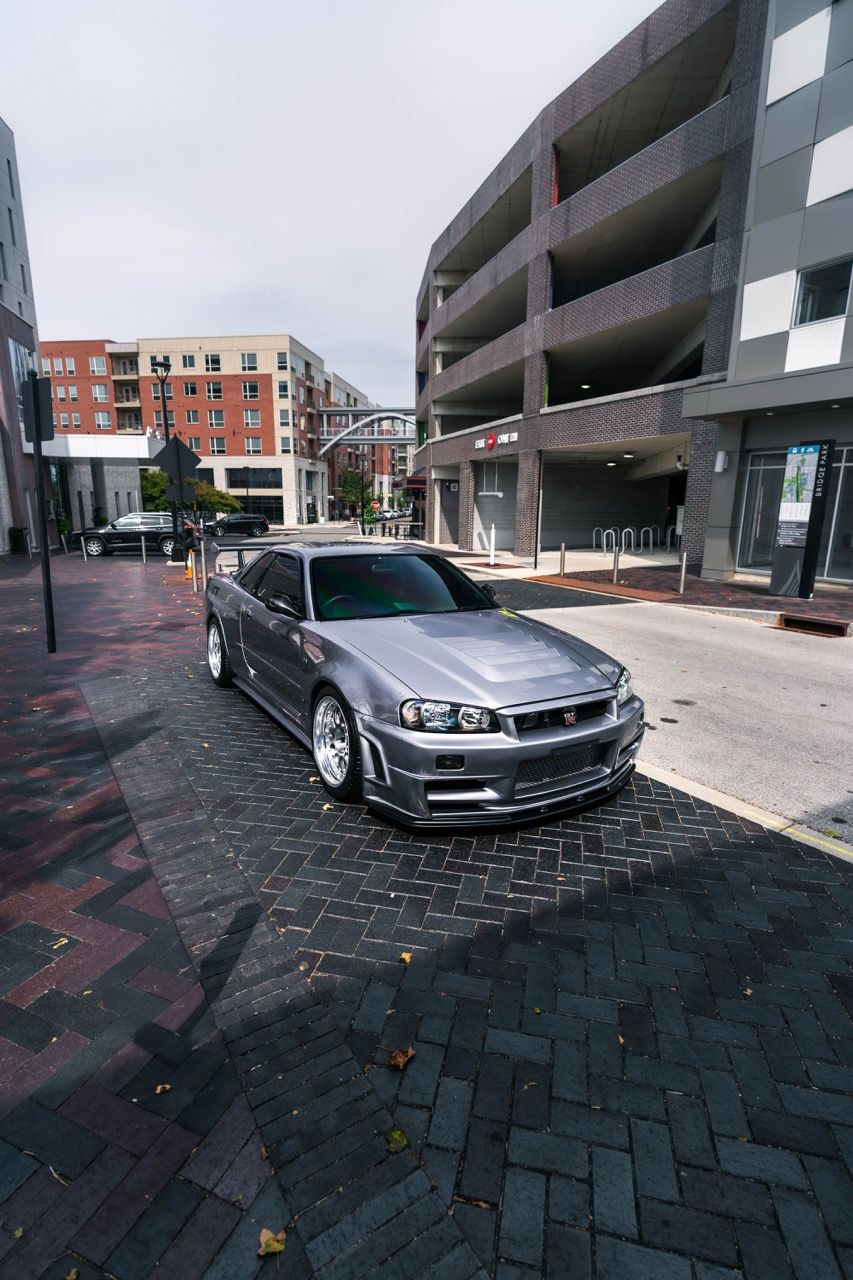 R34 GTR with Motivo Forged CS-E custom wheels in frozen brushed gunmetal face and gloss polished clear lip side view