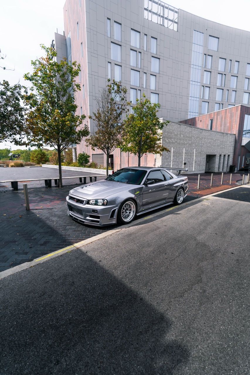 R34 GTR with Motivo Forged CS-E custom wheels in frozen brushed gunmetal face and gloss polished clear lip side view