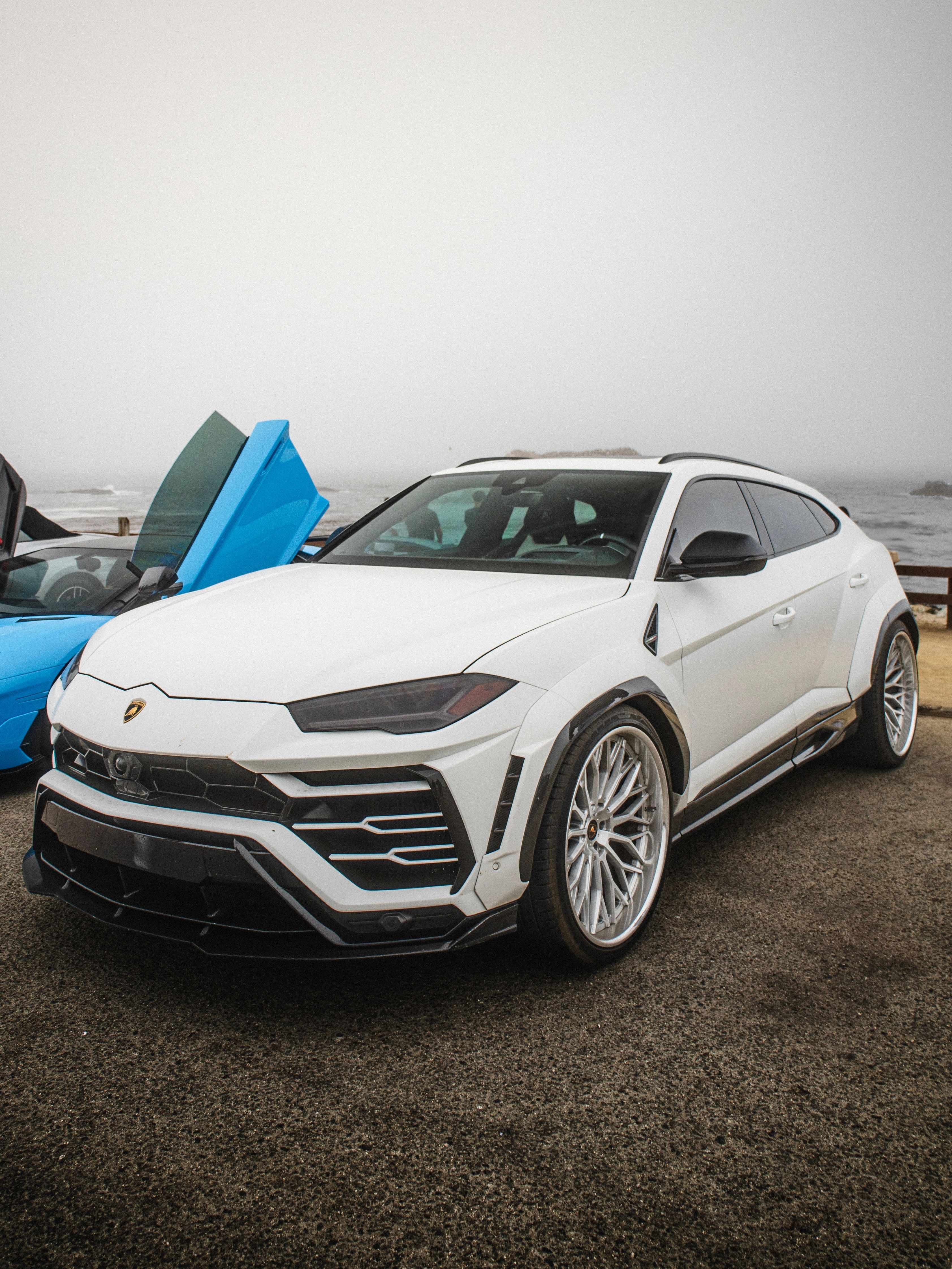 Lamborghini Urus with Motivo Forged CS-S custom wheels in gloss brushed clear face and gloss polished clear lip side view
