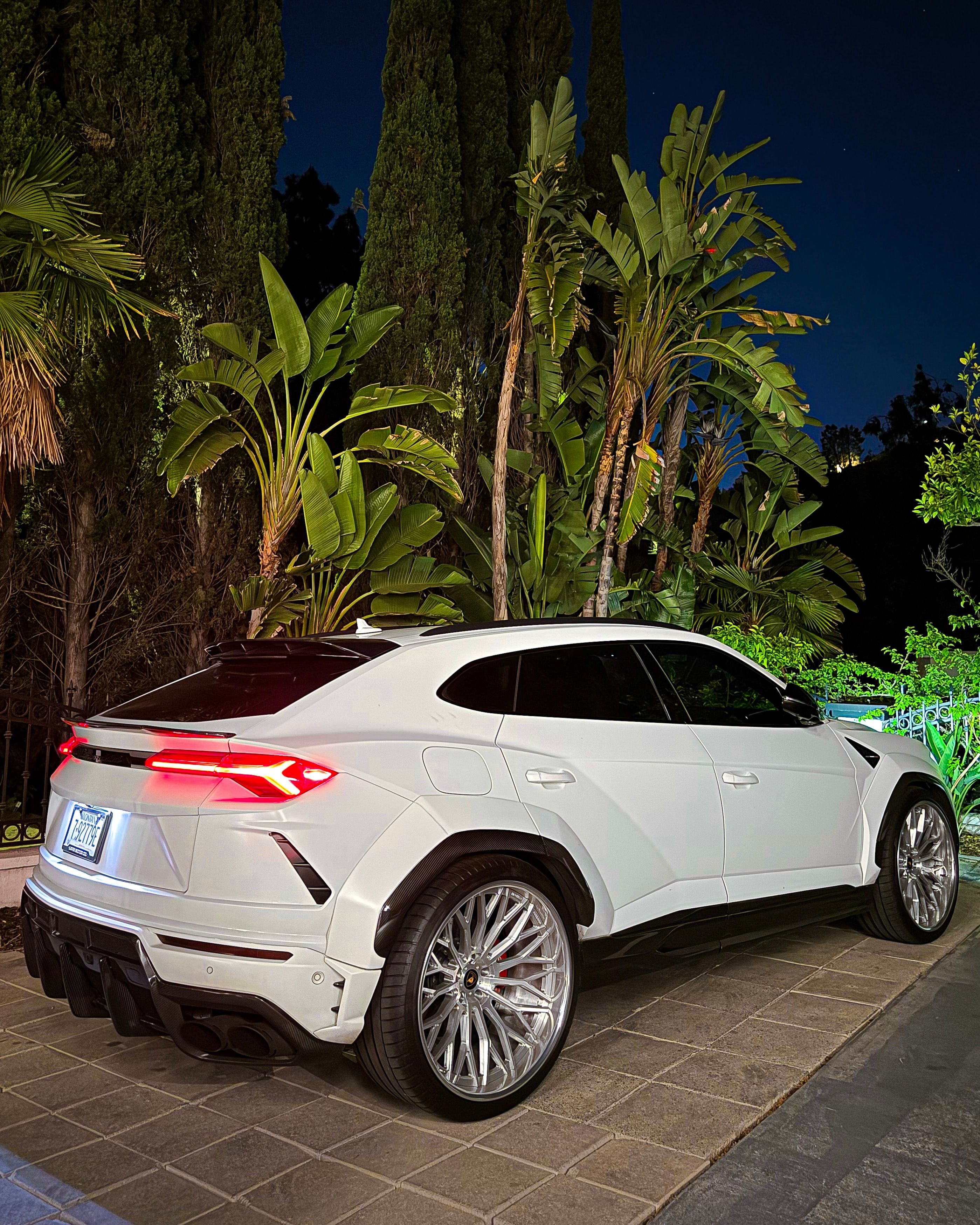 Lamborghini Urus with Motivo Forged CS-S custom wheels in gloss brushed clear face and gloss polished clear lip side view